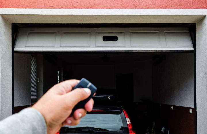 Installation porte de garage basculante Lyon